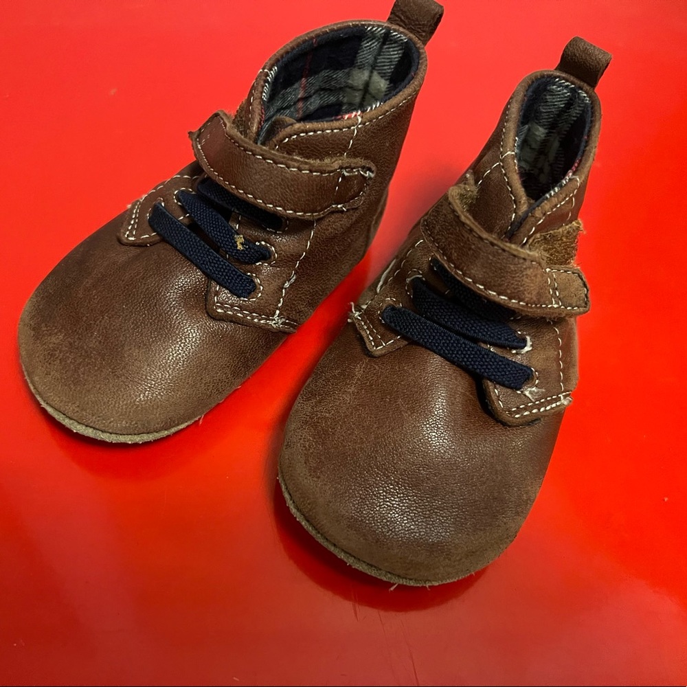 Robeez size 5 baby shoes. Great for new walkers.  Tread is great! Comfy fit!